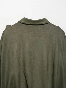 Detailaufnahme von Kragen und Schulternaht der olivgrünen Wildlederjacke aus Wildleder