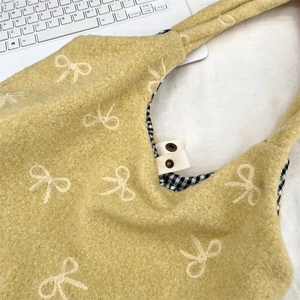 Détail du sac cabas en peluche jaune avec broderie et doublure vichy