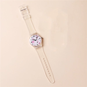 Nahaufnahme der Kinderuhr mit rosa Flamingo-Muster und transparentem Armband