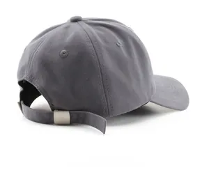 Detalle de la hebilla metálica ajustable y la tela de sarga de algodón gris oscuro de la gorra
