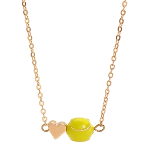 Collier à chaîne dorée avec pendentifs en forme de cœur et balle de tennis jaune néon