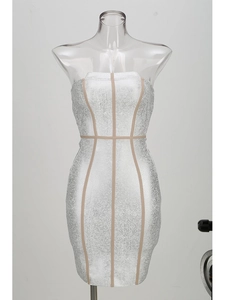 Détail de la robe bustier argentée avec lignes de contour chair et texture en maille