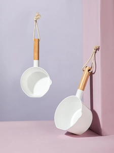 Louche à eau blanche minimaliste avec long manche en bois et cordelette de chanvre
