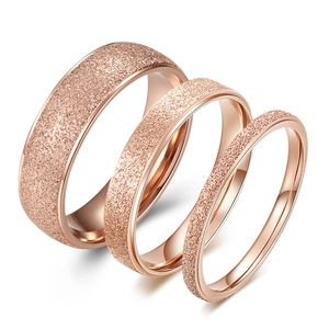 Ensemble de trois bagues en titane or rose avec finition sablée mate et intérieur poli