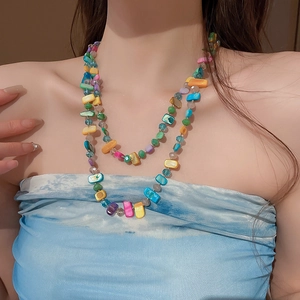 Gros plan d'un collier bohème double épaisseur en perles de verre colorées