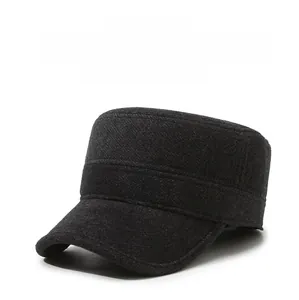 Nahaufnahme der dunkelgrauen Wollmütze mit F&S-Metalllogo und feiner Twill-Struktur