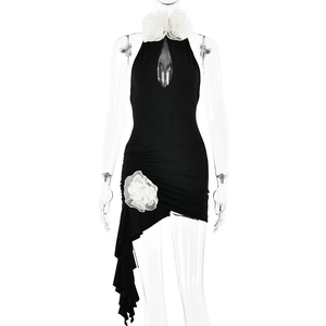 Details des schwarzen Neckholder-Kleides mit weißem Rüschenausschnitt und 3D-Blumendekor