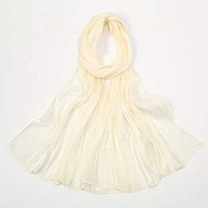 Detailaufnahme des hellbeige glänzenden Schal aus Chiffon mit natürlicher Crinkle-Textur