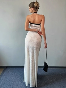 Robe longue blanche dos nu élégante avec col licou et coupe ajustée féminine