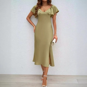 Robe midi en satin vert olive avec col en V, manches volantées et fente latérale chic