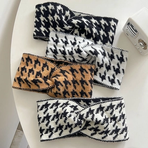 Détail de quatre bandeaux en tricot pied-de-poule avec design croisé pour l'automne