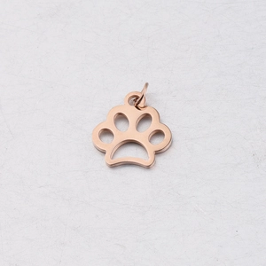 Gros plan d'un pendentif patte de chien évidé en acier inoxydable or rose 15mm