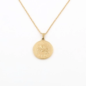 Détail du pendentif Lion zodiaque plaqué or 18 carats avec relief sur une chaîne fine