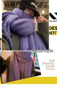 Détail de l'écharpe en mohair violet doux avec franges montrant la texture sur le modèle