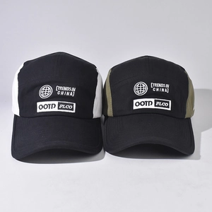 Moderne Outdoor-Baseballkappen mit Stickereien in Schwarz-Weiß und Schwarz-Olivgrün Design