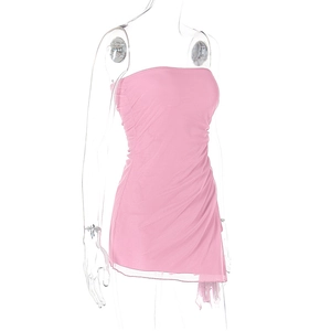 Détail de la robe moulante rose drapée montrant les fronces latérales et la coupe bustier