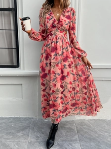Détail d'une robe longue fleurie rose avec col en V et découpes à la taille chic