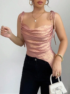 Caraco pailleté or rose avec col bénitier, bretelles réglables et ourlet irrégulier