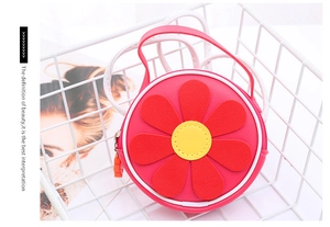 Dettaglio della mini borsa rotonda a girasole con trama in ecopelle e tracolla bianca