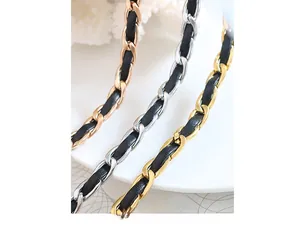 Détail de chaînes en cuir tressé et métal doré, argenté et rose doré de haute qualité