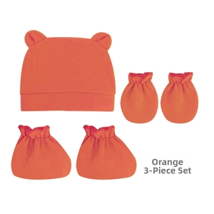 Détail de l'ensemble trois pièces en coton orange-rouge avec bonnet, mitaines et chaussons
