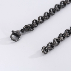 Detail einer dicken Edelstahlkette in Vintage-Silber mit Karabinerverschluss für Herren