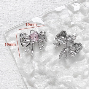 Details von silbernem Schleifenanhänger mit rosa Herz-Edelstein, Größe 19mm x 19mm
