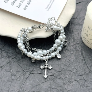 Bracelet Y2K multicouches en perles avec croix argentées et pendentifs zircon