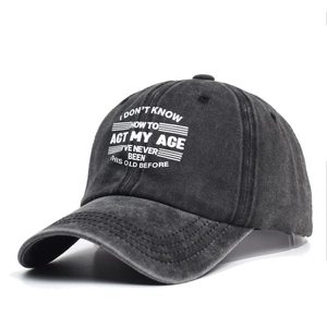 Dettaglio di un cappello da baseball vintage in cotone nero lavato con slogan bianco