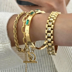 Set aus vier 18k vergoldeten Edelstahlarmbändern mit grünem Smaragd und Zirkonia-Steinen