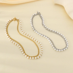 Dettaglio di collane a doppio strato placcate oro 18K e argento con perle e chiusura a T