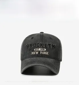 Gros plan frontal sur casquette en coton délavé vintage avec broderie Brooklyn