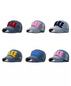 Display a colori di cappelli da baseball in denim lavato con ricami 3D in vari toni