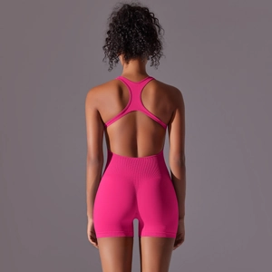 Détail du dos nageur et de la texture côtelée sur la combinaison de yoga rose