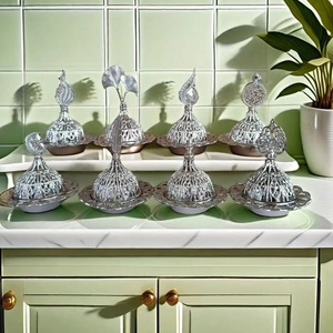 Brûleur d'encens oriental en métal argenté avec motif ajouré et couvercle décoratif lune