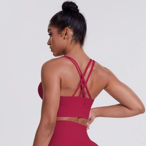 Vista posteriore dettagliata del reggiseno sportivo bordeaux con spalline incrociate