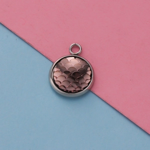 Close-up van ronde hanger van 12 mm van spiegelstaal met roségouden visschubmotief