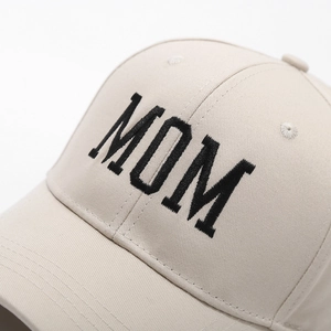 Detalle del bordado MOM en una gorra de béisbol de sarga de algodón beige de alta calidad