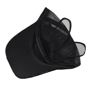 Détail de la casquette à paillettes avec maille respirante et décor de nœud élégant