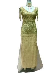 Dettaglio di abito a sirena oro champagne con nappe di paillettes e scollo a V in mesh