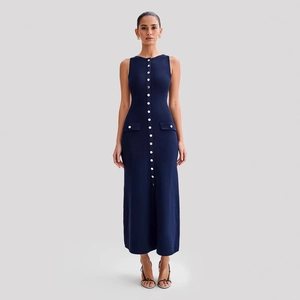 Détail de la robe longue en maille sans manches bleu marine avec boutons et poches latérales