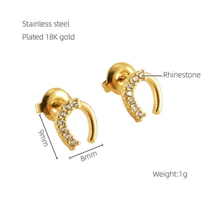 Détails des boucles d'oreilles C plaquées or 18K avec des strass blancs brillants