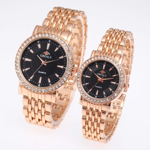 Paire de montres à quartz en or rose avec lunette en cristal et cadran romain