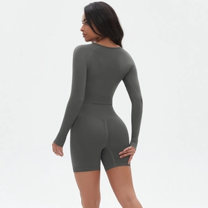 Detailaufnahme des dunkelgrauen Yoga-Sets mit hohem Bund und nahtlosem Strickgewebe