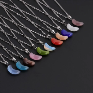 Vue détaillée de divers colliers croissant de lune avec cristaux colorés et chaînes argent