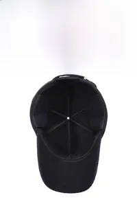 Dettaglio del cappello invernale con fodera in pile calda e paraorecchie pieghevoli