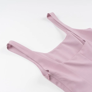 Détail de la robe rose plissée avec larges bretelles, col carré et fermeture éclair invisible