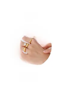 Dettaglio dell'anello minimalista placcato oro 18k e dell'anello con perla sulla mano