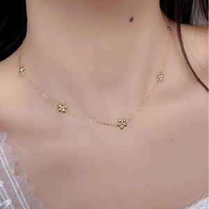Elegant 925 sterling silver gold daisy flower necklace worn by a female model