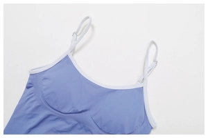 Détail de la brassière de yoga sans couture bleu clair avec bretelles réglables